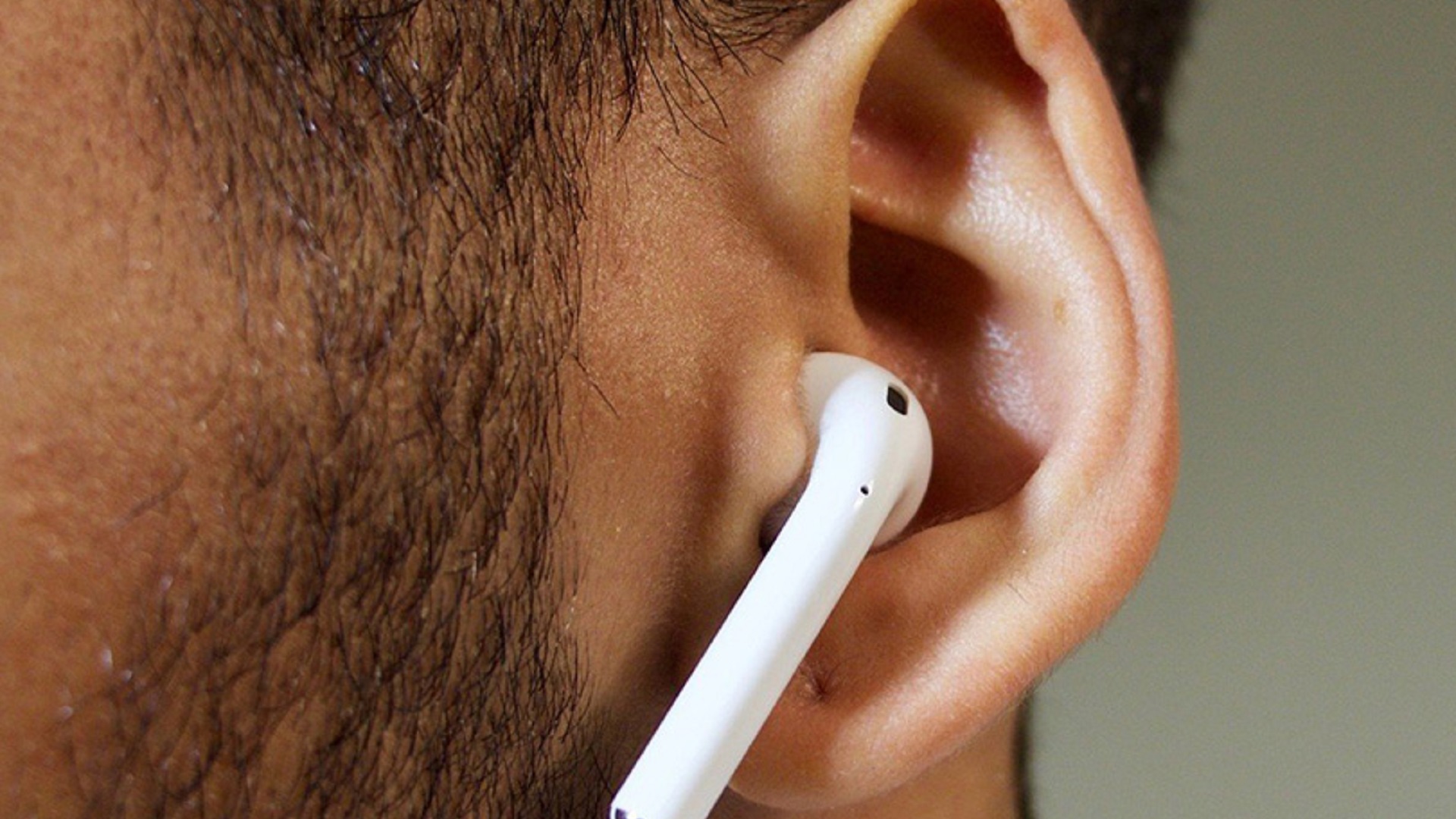 هل تنقل سماعات الأذن البيانات الشخصية؟