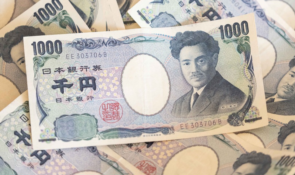 الين" الياباني ينخفض أمام الدولار لأدنى مستوياته في 34 سنة