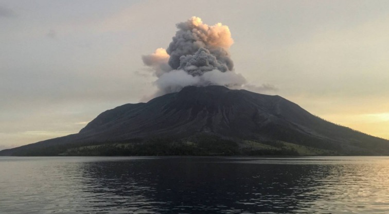  نفث الرماد على ارتفاع شاهق.. بركان "إيبو" يثور في إندونيسيا
