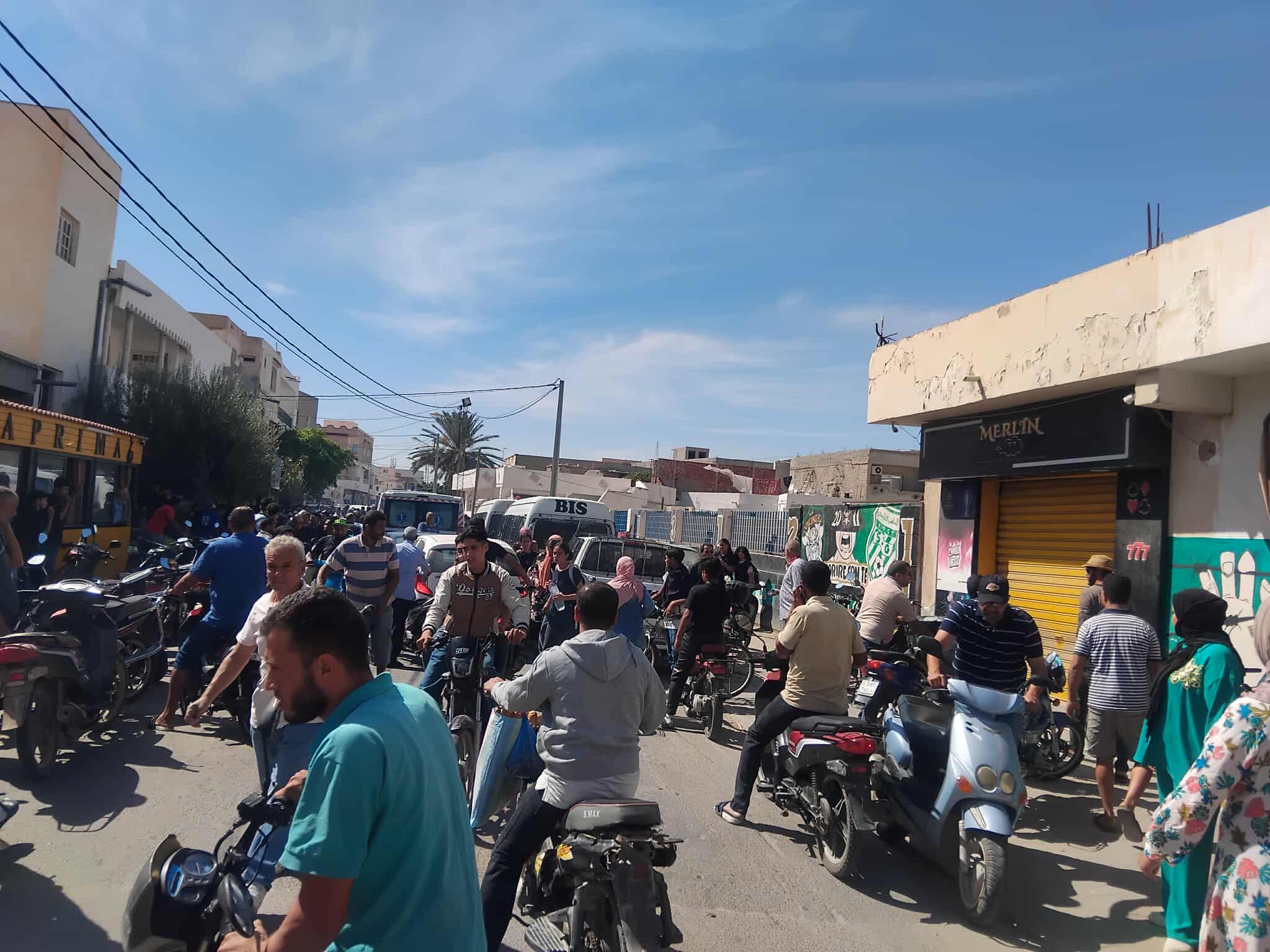 قابس.. حالات إغماء واختناق في صفوف بعض تلاميذ المدرسة الإعدادية شط السلام 1 1000073908.jpg