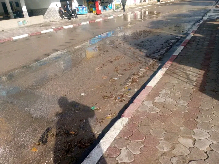 بوعرقوب.. تسرّب مياه مستعملة بشارع البيئة..! 1 1735220985942.jpg