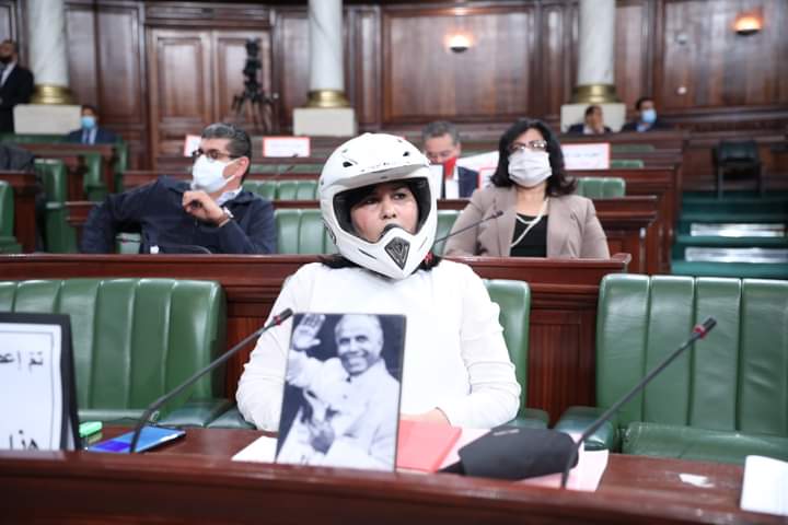 عبير موسي ترتدي خوذة وواقي من الرصاص في قاعة الجلسة العامة البرلمانية!!!   