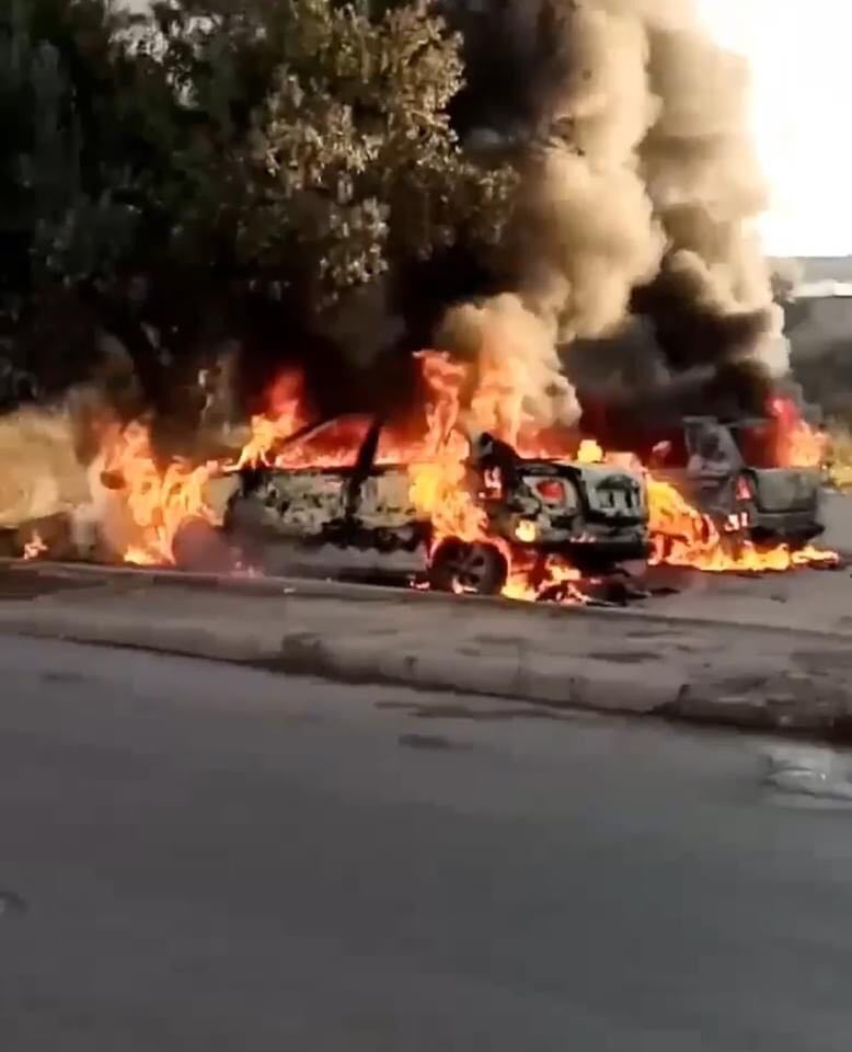 طبلبة: حرق سيارة خاصة و سيارة تابعة للحرس من قبل مجهول (صور)