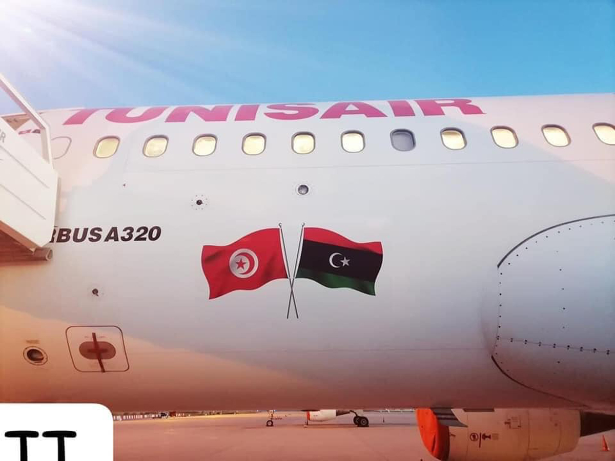 بعد 7 سنوات من التوقف..طائرة التونسيار تحط بمطار بنينا الليبي