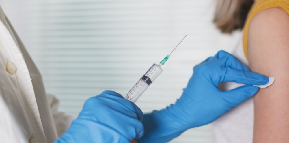 قرار منتظر لوكالة الأدوية الأوروبية حول تطعيم قصر من سن 12 عاما بلقاح فايزر