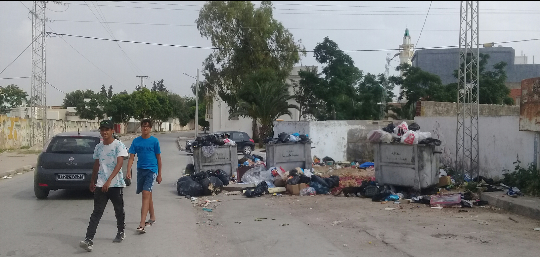 طبربة/ البلديون ينفذون وقفة احتجاجية.. والفضلات تغرق الأحياء و الشوارع