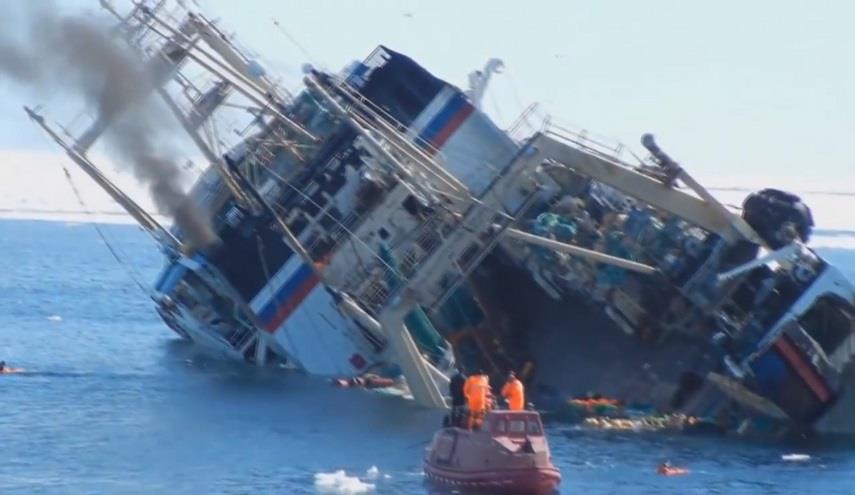 غرق سفينة عسكرية إيرانية 