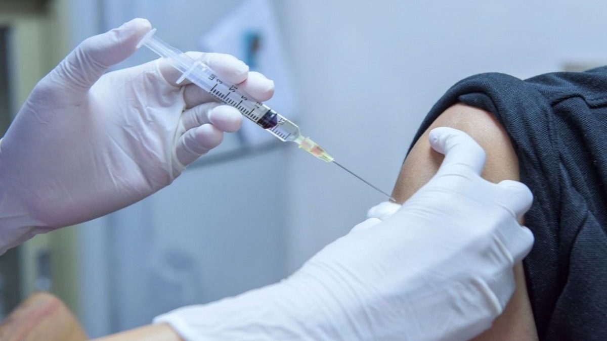 لهذا السبب يتم حقن اللقاح في أعلى الذراع