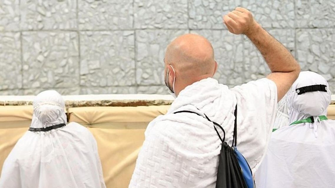 الحجاج يواصلون رمي الجمرات في أول أيام التشريق…