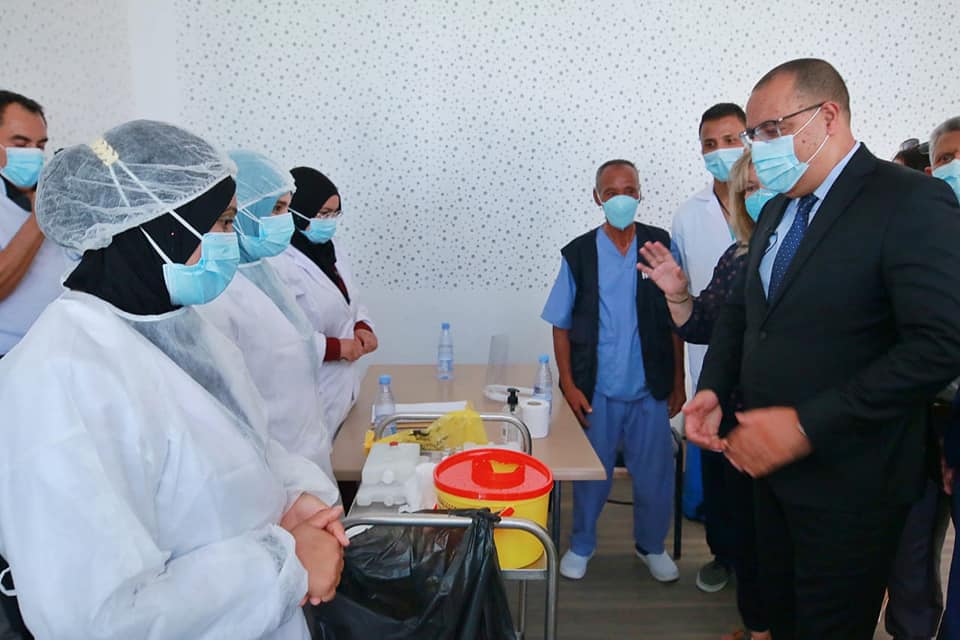 هشام المشيشي يواصل جولة تفقد مراكز التطعيم في الارياف