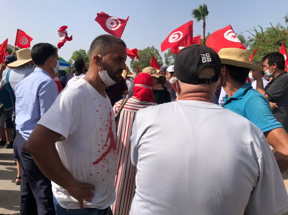 في محيط مجلس نواب الشعب وقف المحتجون وانقسموا الي قسمين: 