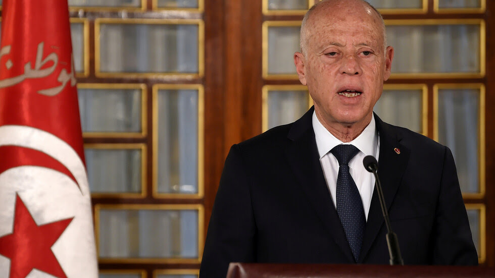   قيس سعيد: كل حبة عرق من تونسي أمانة في رقبتي..وليشهد والعالم اني لن أتخلى عن الأمانة 