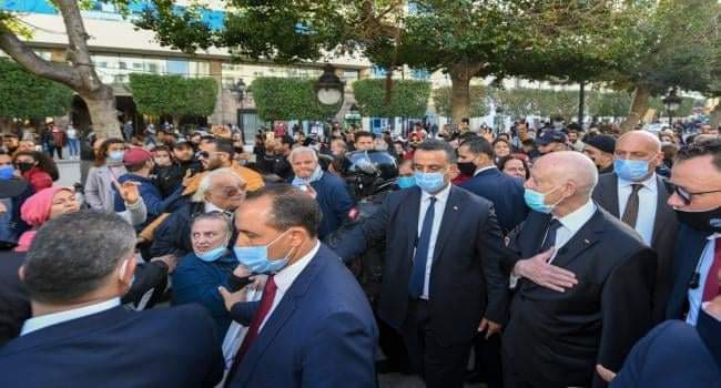  خلال جولته في شارع الحبيب بورقيبة: مواطنون يطالبون الرئيس بمحاسبة من اذنب في حق الشعب 