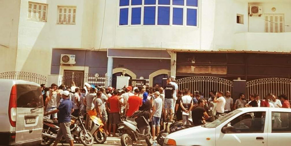 بعد اعلان توفير فرص عمل بايطاليا... ازدحام كبير امام مقر دار الاسرة بالمهدية 