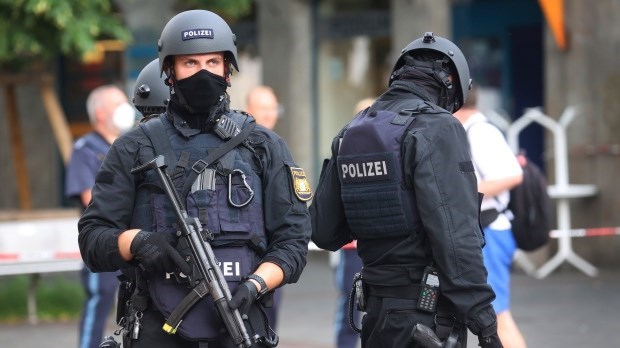 ألمانيا: مهاجر أفعاني يطعن شخصين بسكّين