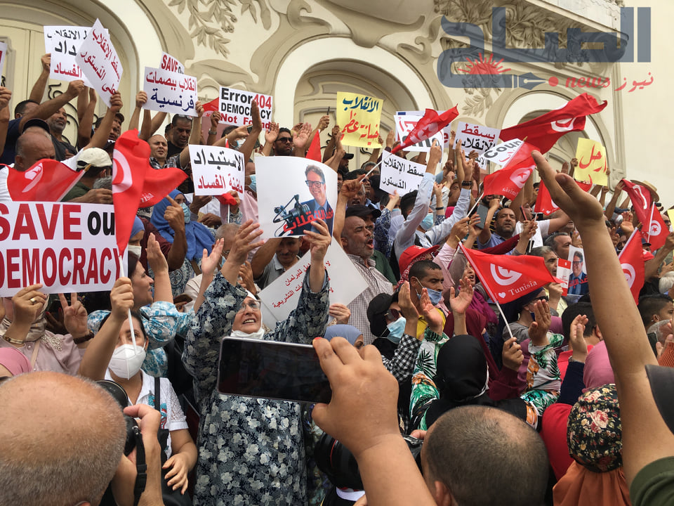 بالصور.. متظاهرون امام المسرح البلدي رفضا لقرارت رئيس الجمهورية