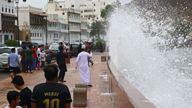 بعد تحوله لعاصفة مدارية.. "إعصار شاهين" يضعف ويتحرك غرب عُمان