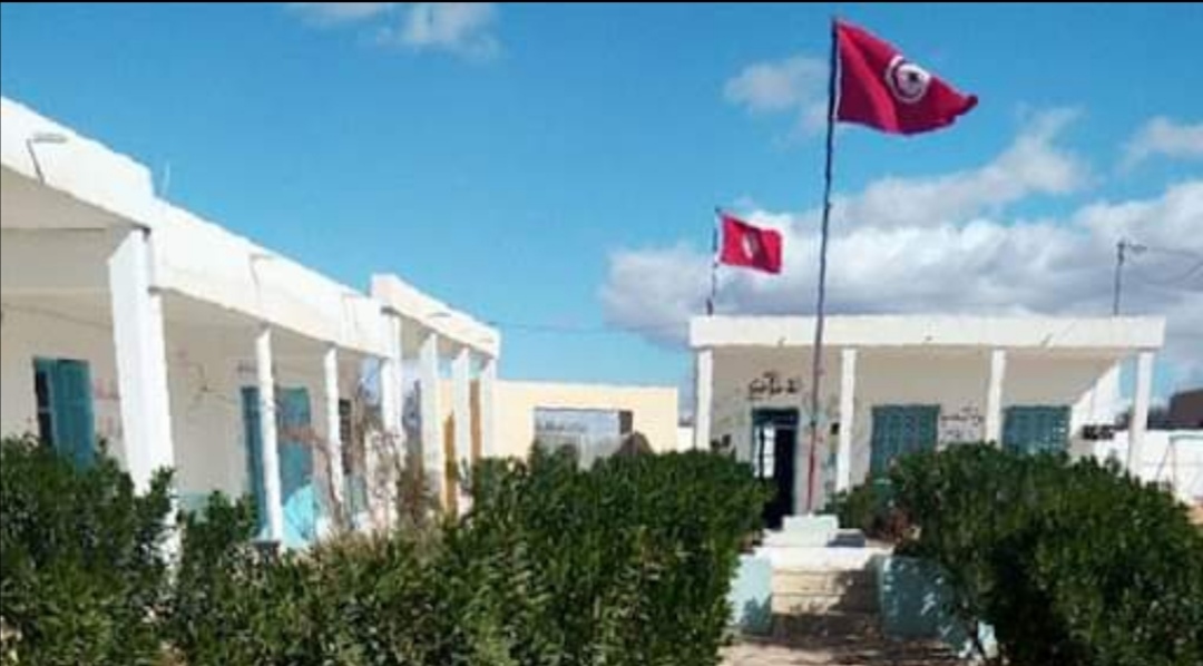 القيروان / أولياء عدد من تلاميذ ابتدائية هنشير طراد يغلقون المدرسة.. وهذا السبب 