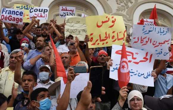 شارع بورقيبة.. انطلاق الوقفة الاحتجاجية المعارضة للتدابير الاستثنائية 