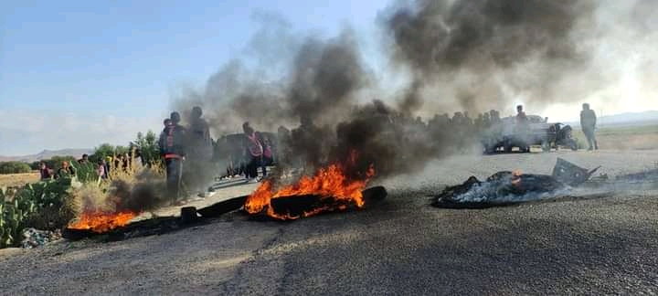 سيدي بوزيد..أهالي منطقة العوافي يغلقون الطريق ..احتجاجا على سوء البنية التحتية وانعدام الماء الصالح للشرب
