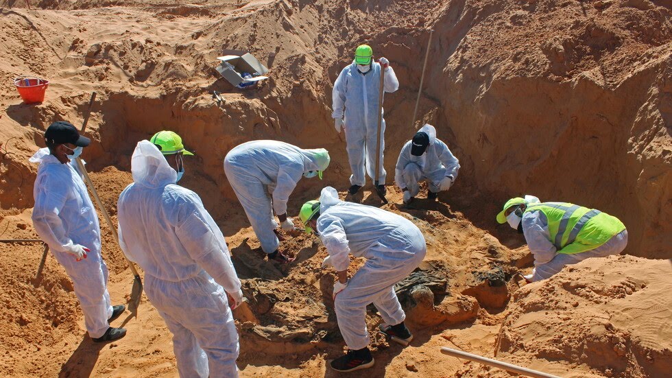 ليبيا.. انتشال 35 جثة مجهولة الهوية من مقابر جماعية...