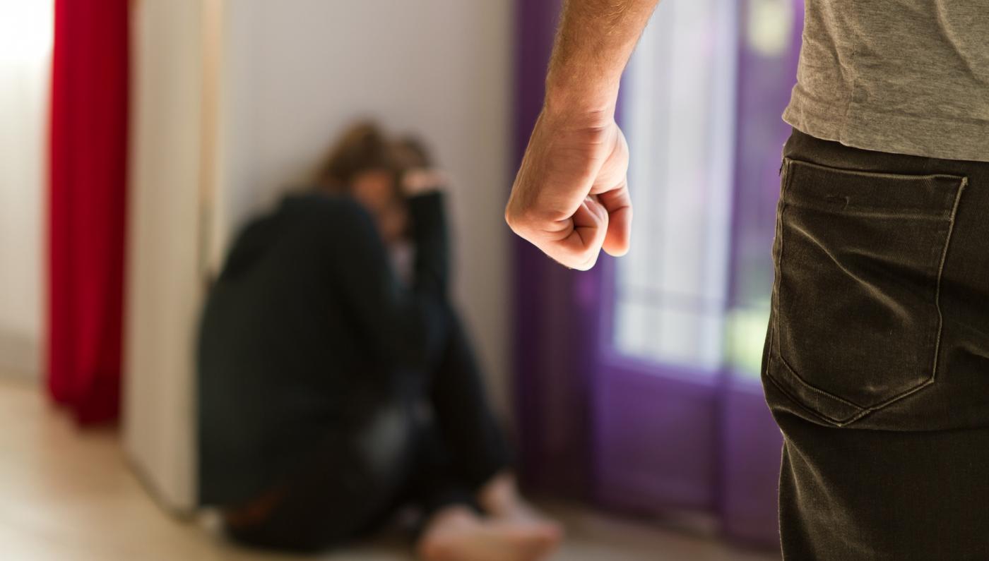 بعد تداول فيديو لرجل يعنف زوجته ورضيعه.. وزارة المرأة تتحرك