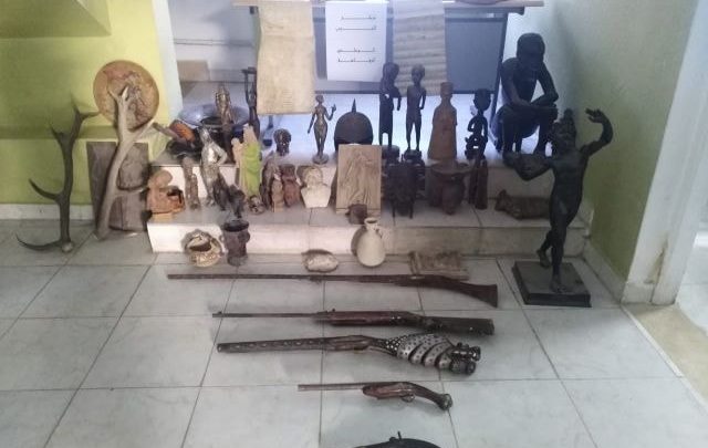 حدائق المنزه: حجز أسلحة نارية وبضاعة مشبوهة داخل مستودع... 