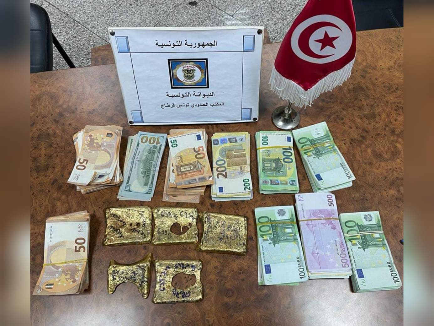  مطار قرطاج: حجز عملة أجنبية وسبائك ذهب بقيمة تجاوزت 900 ألف دينار...