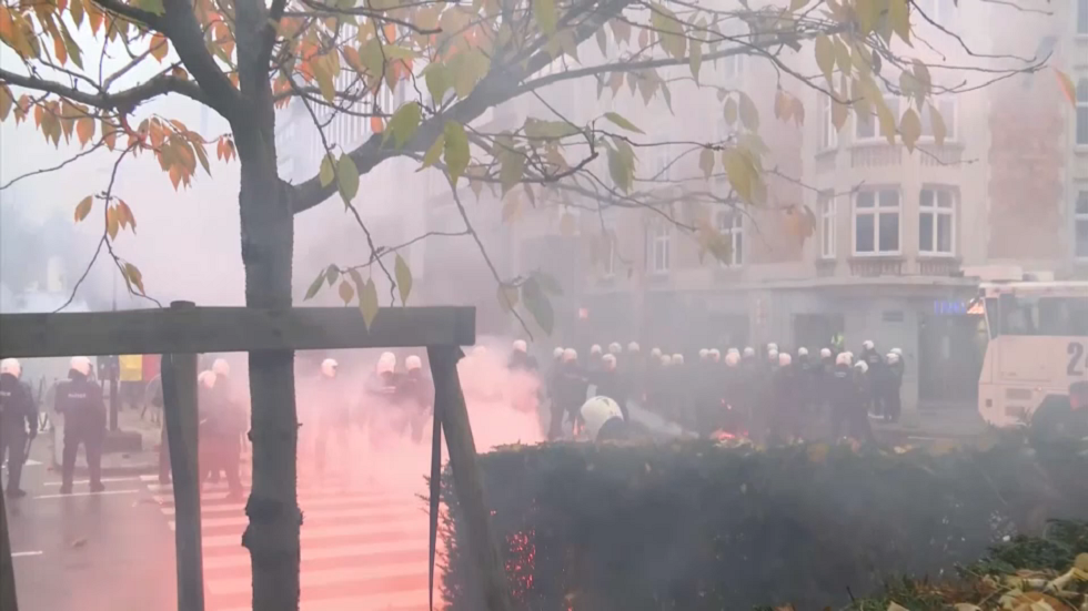  الشرطة البلجيكية تستخدم الغاز المسيل للدموع وخراطيم المياه ضد المحتجين في بروكسل