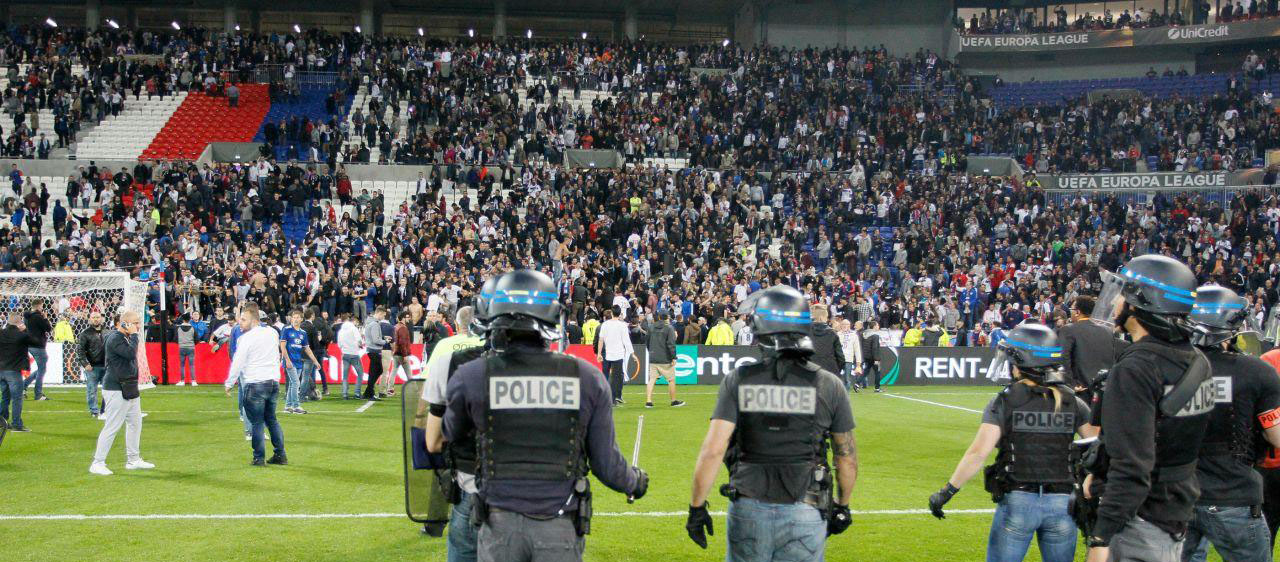 السلطات الفرنسية تهدد بحظر الجماهير بعد تنامي اعمال الشغب في الملاعب