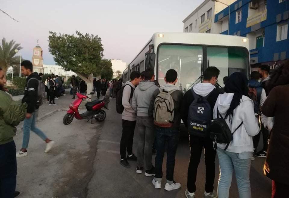  قابس: تلاميذ وطلبة يحتجزون حافلة 