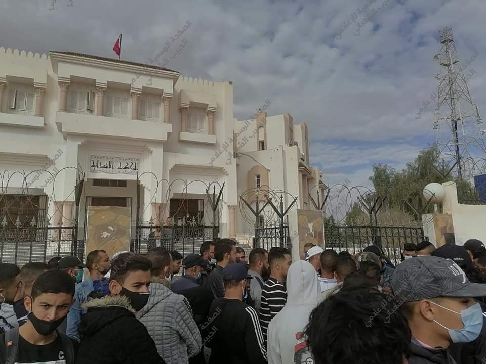   استولوا على صابة زيتون لأرض دولية.. احتجاجات أمام مقر محكمة القيروان لاطلاق سراح الموقوفين