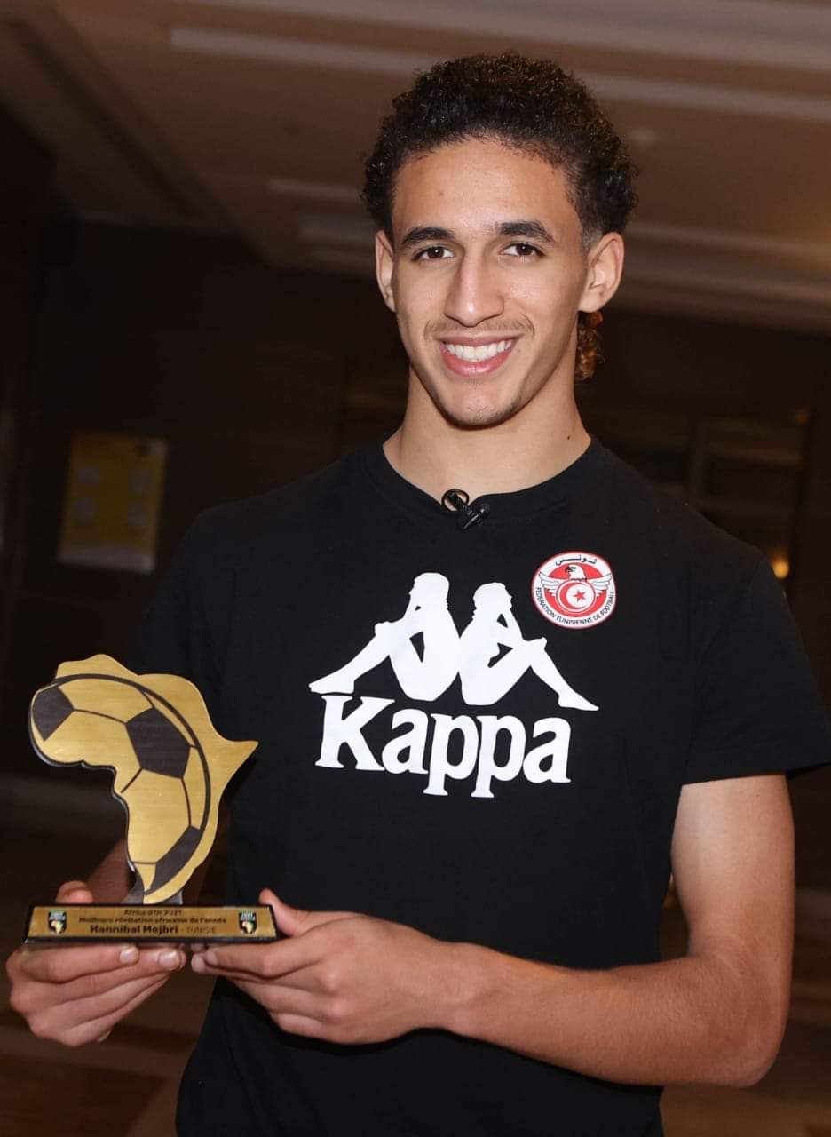 حنبعل المجبري يتسلم جائزة أفضل لاعب افريقي صاعد