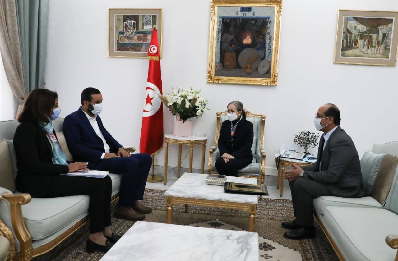 رئيسة الحكومة لنقيب الصحفيين:  منفتحون على وسائل الإعلام 