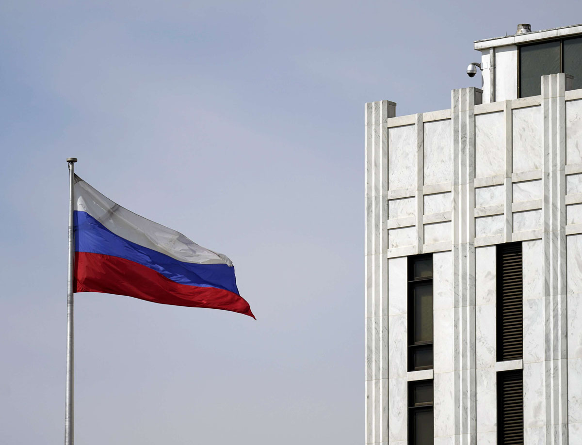 السفارة الروسية تعلق على مزاعم أمريكية حول موعد "غزو" أوكرانيا