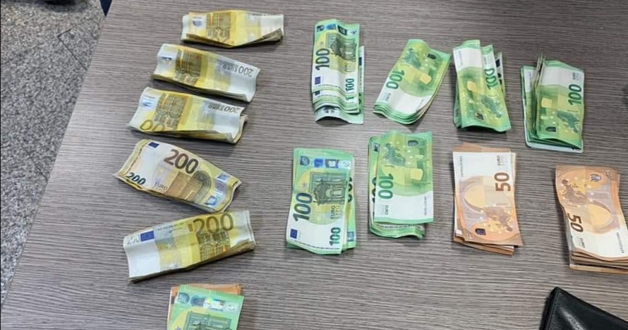 مطار تونس قرطاج.. احباط محاولة تهريب 12400 أورو مخفية داخل علبة "شامبو" 
