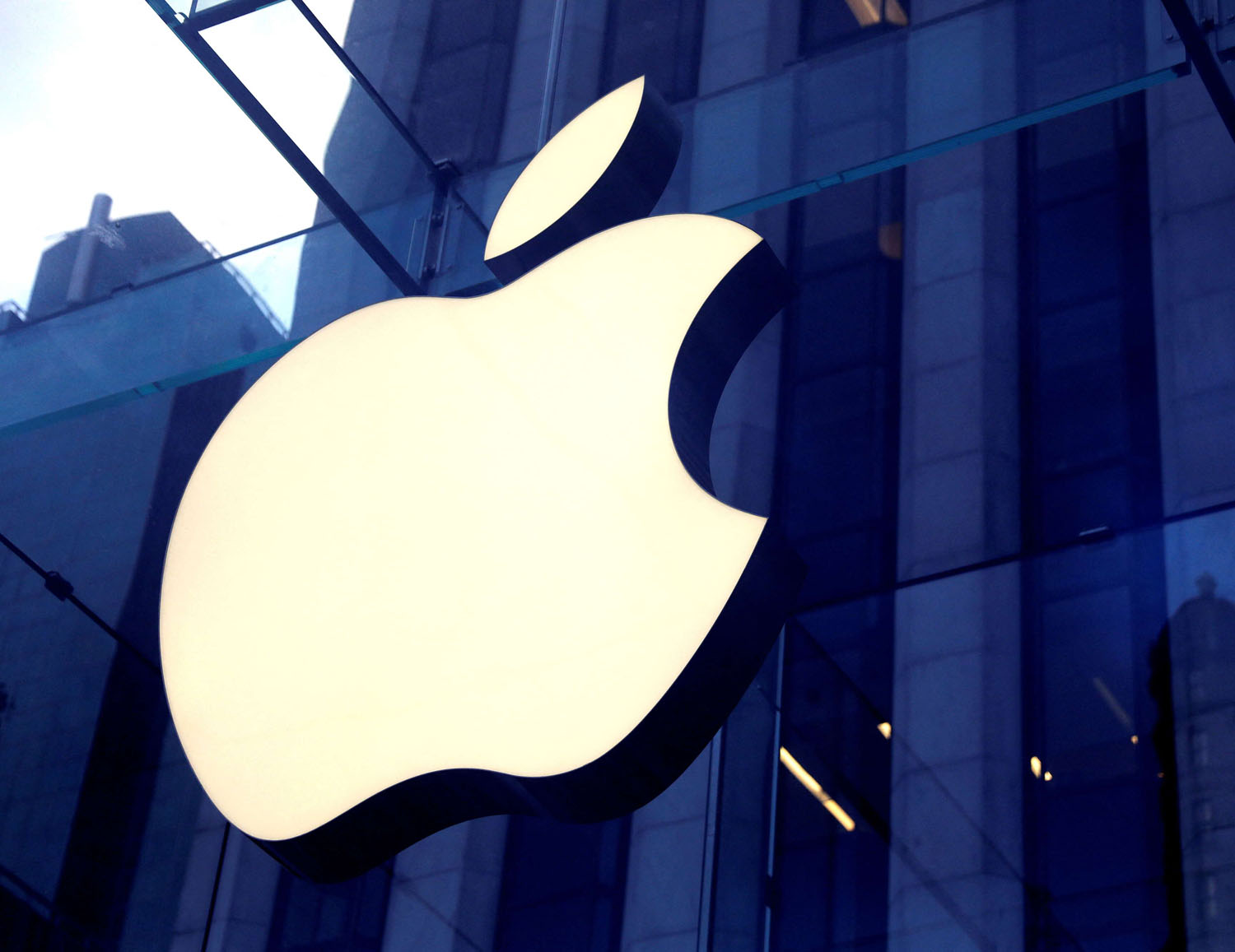 آبل تعتزم إطلاق خدمة لتحويل هواتف آيفون إلى جهاز للدفع الإلكتروني