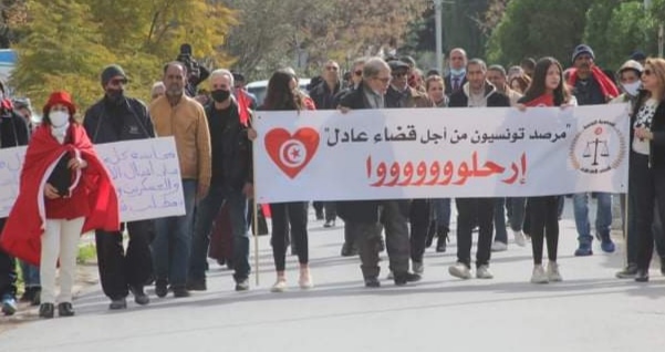 احتجاجات أمام مقرّ المجلس الأعلى للقضاء للمطالبة بحلّه