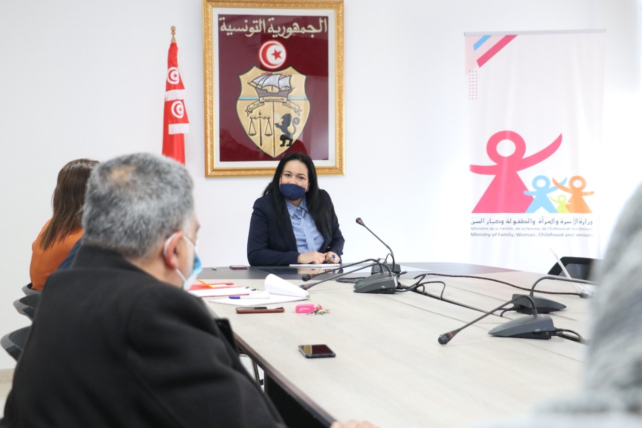 في تجربة أولى من نوعها في تونس.. وزيرة الأسرة تجتمع بأولياء أطفال مكفولي الدولة 