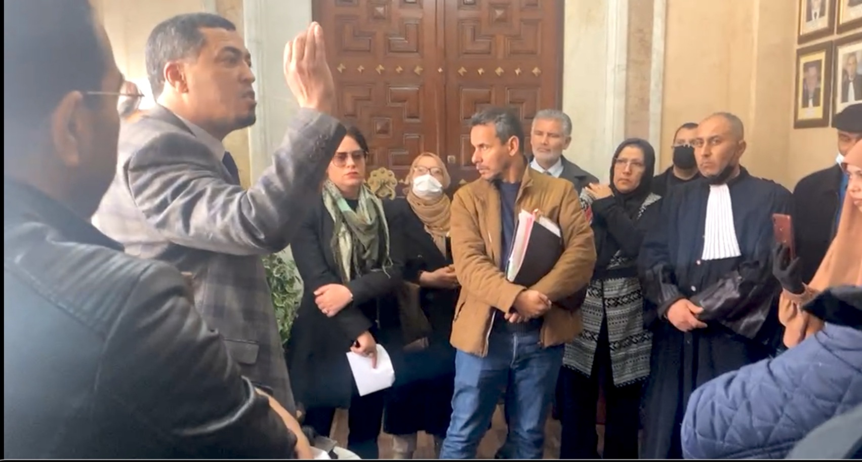عدد من المحامين يتوجهون لمكتب العميد ويطالبون بتنحيته