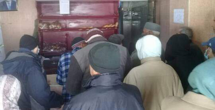في ظل التدافع أمام المخابز .. نقص في الخبز بمنوبة رغم تأكيدات إدارة التجارة  بتوفر مادة الفارينة..