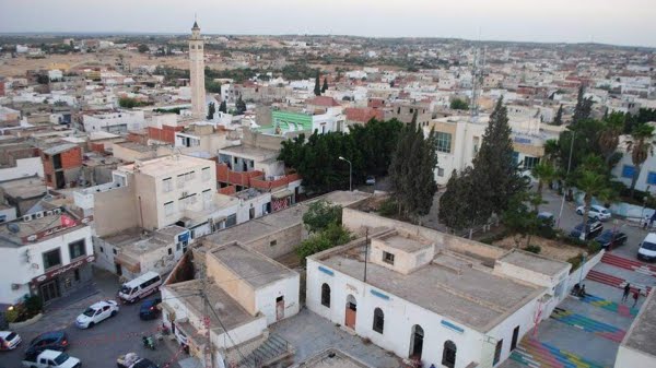  قيمتها 160 الف دينار.. مداهمة مخزن عشوائي بالقلعة الكبرى وحجز كمية من علب الطماطم والهريسة 