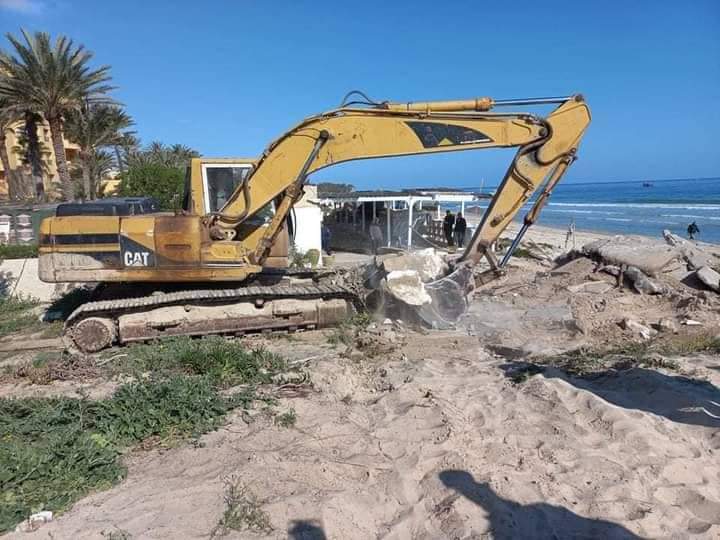 تعود لنزل.. مواصلة تنفيذ قرارات هدم وإزالة لتحرير الملك العمومي البحري 