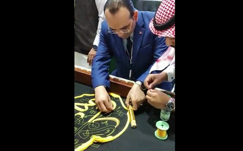 وزير الشؤون الدينية يشارك في خياطة كسوة الكعبة المُشرفة