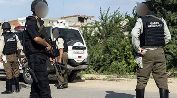  بقيمة تقارب 158 الف دينار..حجز سيارتين غير مدرجتين بالاسطول التونسي محملتين بملابس واحذية رياضية 