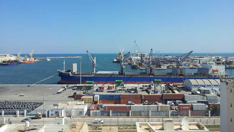 بسبب إضراب شاحنات النقل بصفاقس..تعطل إفراغ باخرة قمح 