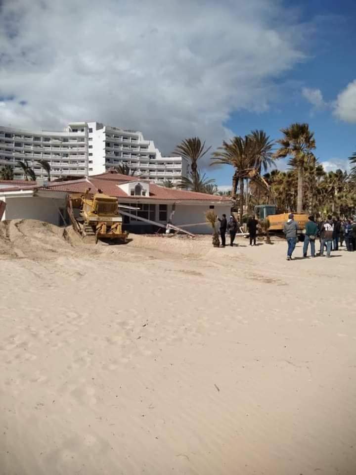 أمام عدسات السيّاح.. استئناف تنفيذ قرارات الهدم والإزالة بالملك العمومي البحري بسوسة 