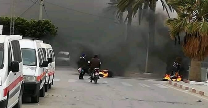 تلقوا تطمينات من المعتمد الاول المكلف بتسيير ولاية سيدي بوزيد.. عمال منجم فسفاط المكناسي يفتحون الطريق