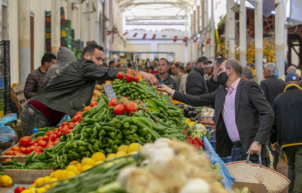 روبرتاجات "الصباح": لا ازدحام ولا طوابير في السوق المركزية التونسي "يكتوي" بنار الاسعار ... !!