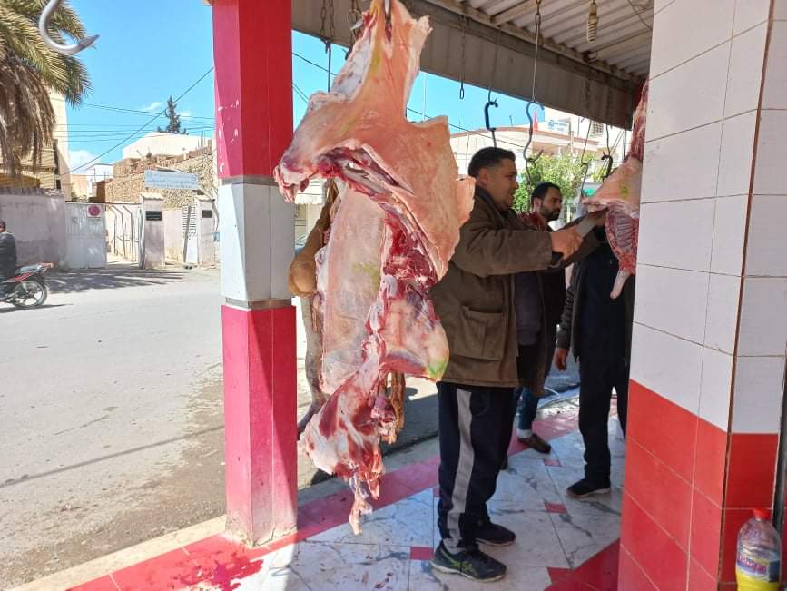 رفعت عينات للتحاليل البيولوجية .. المراقبة الصحية بقفصة تحجز مواد غذائية خطرة تهدد صحة المواطن وتغلق 3 محلات 